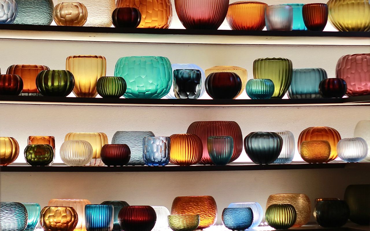 Micheluzzi Glass display at Micheluzzi Gallery. Credits Bianca Vannucchi