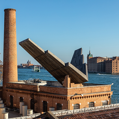 Installazione al Padiglione Italia con struttura inclinata e vista sulla laguna