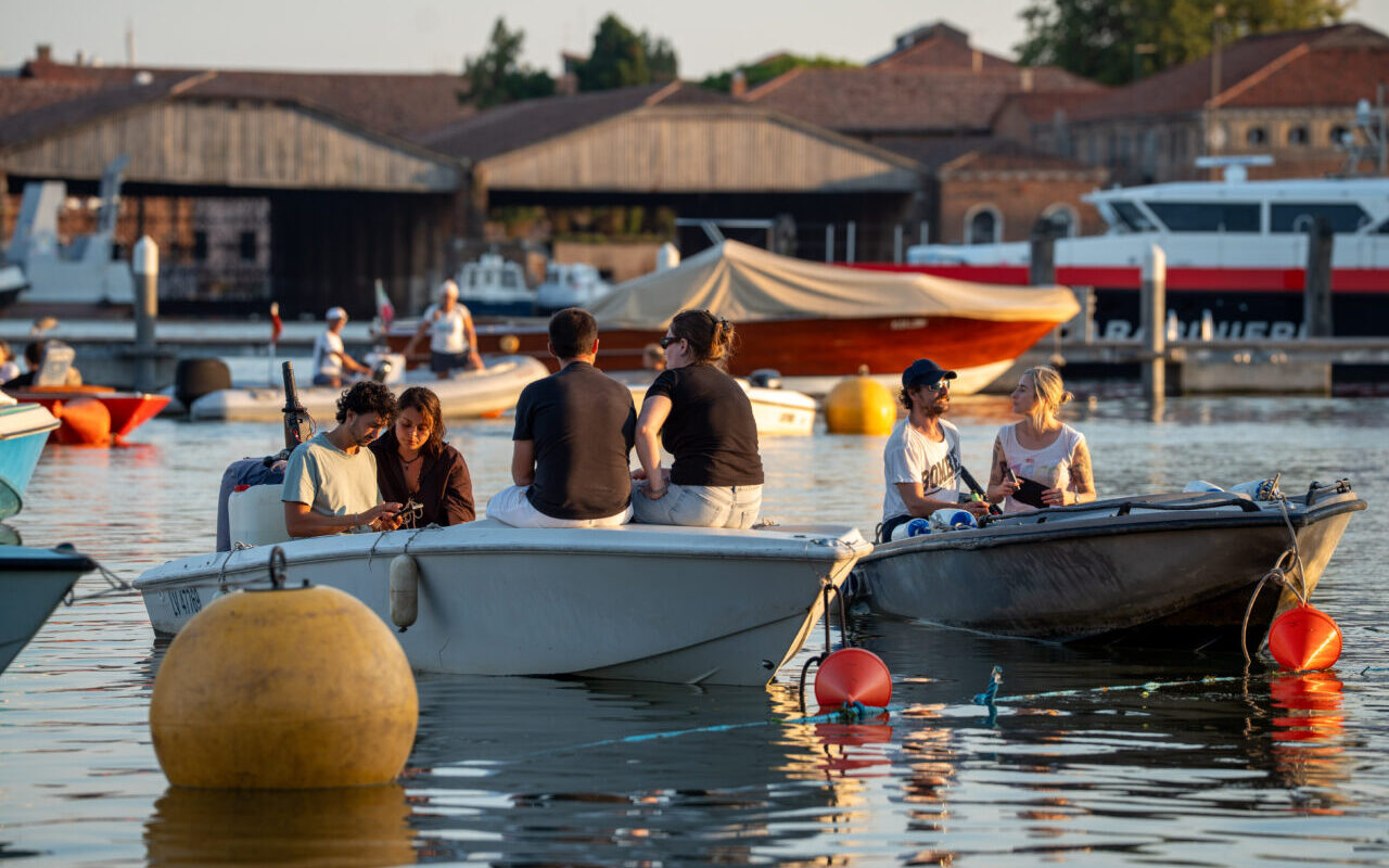 Barche e pubblico al tramonto durante Cinema Barch-in 2026