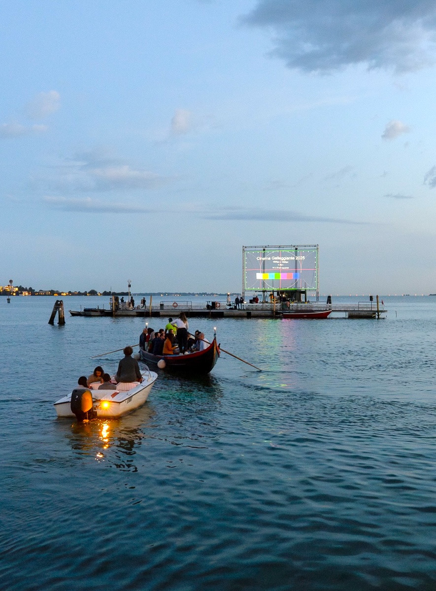Proiezione serale di Cinema Galleggiante nella laguna di Venezia, ph Riccado Banfi