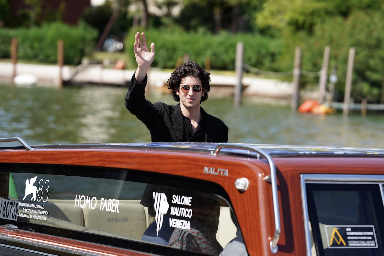 Arrivo di Nicolas Maupas alla Darsena dell'hotel Excelsior Ph Igor Serdyukov