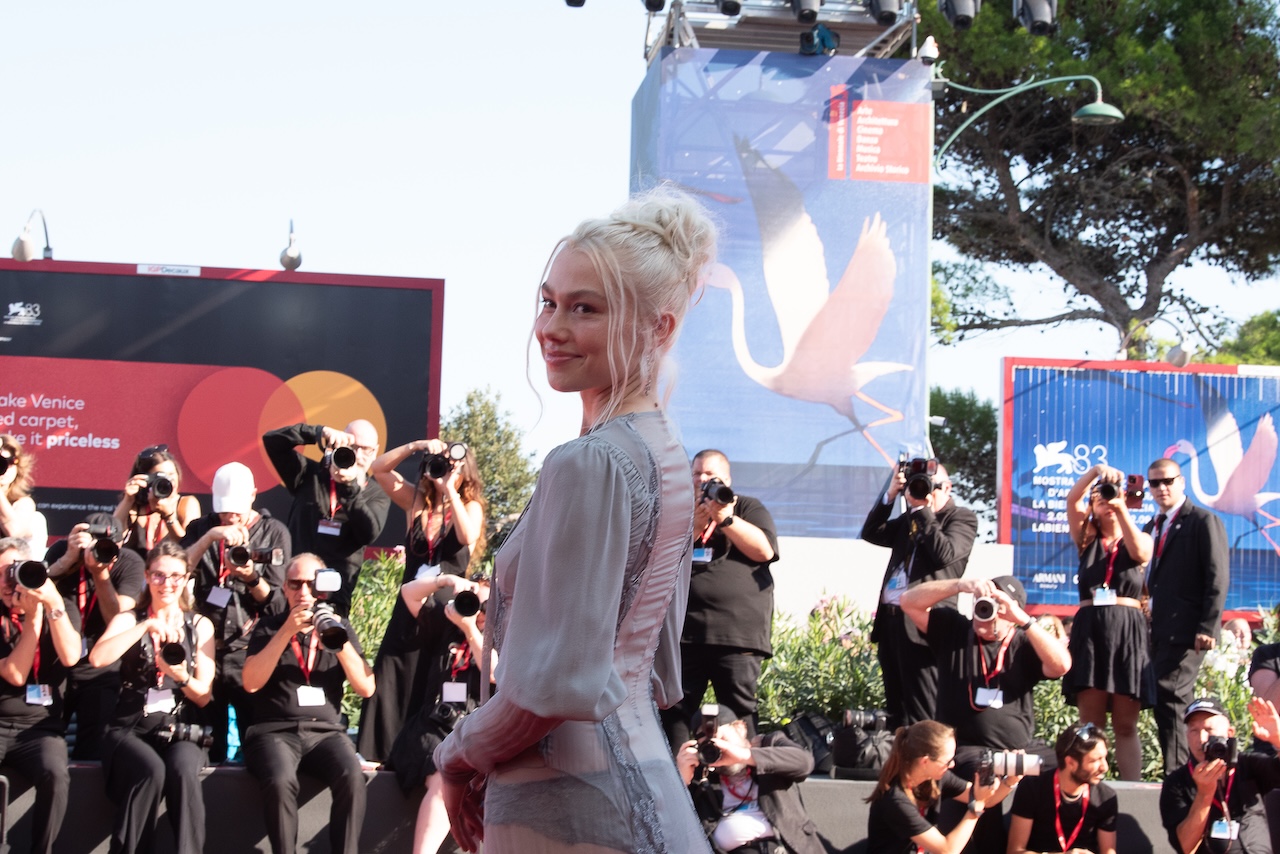 Phoebe Bridgers Red Carpet Primetime ph rossana viola