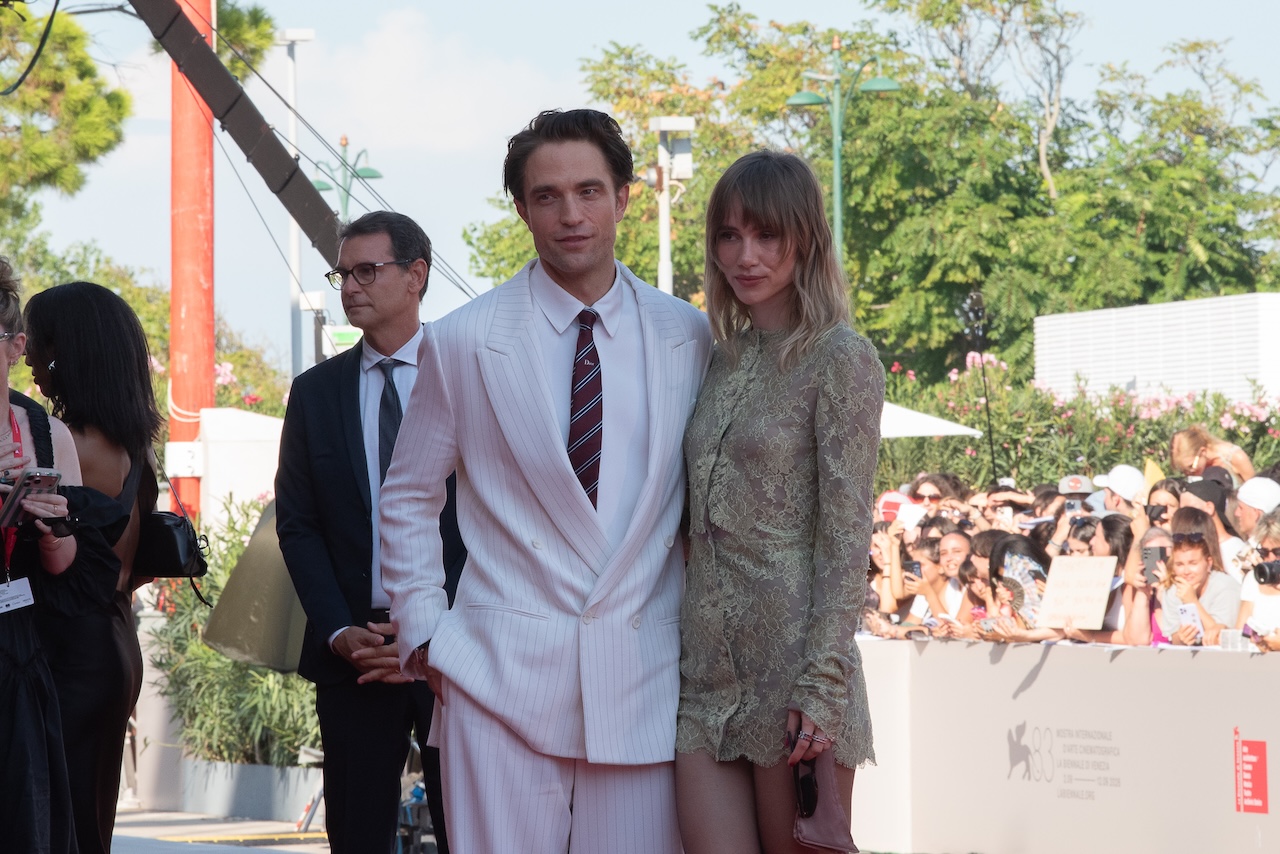 Robert Pattinson Suki Waterhouse Red Carpet Primetime ph rossana viola