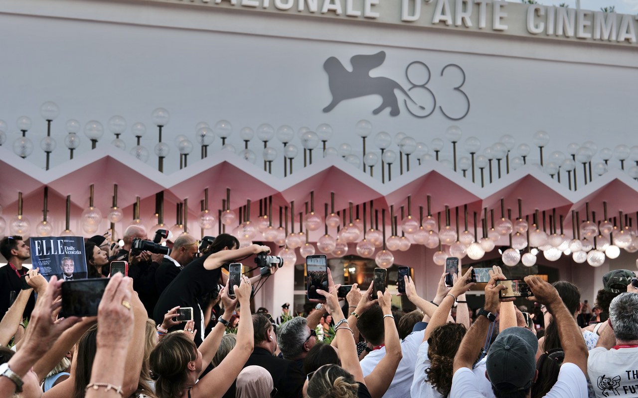 Pubblico e fotografi davanti al Palazzo del Cinema con il simbolo dell’83ª Mostra di Venezia