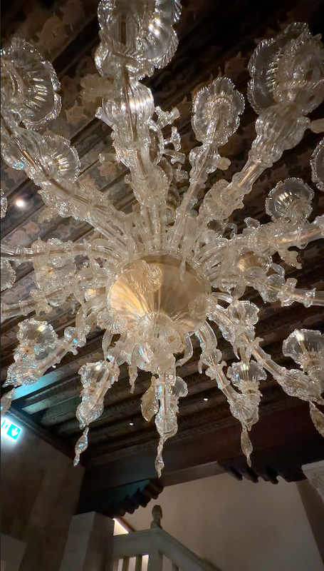 A chandelier from Hotel Gabrielli exhibited for Homo Faber and The Veni